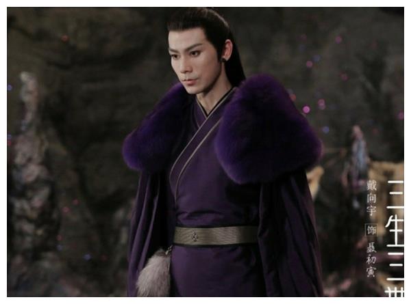 而戴向宇在《枕上书》中出演的角色名叫聂初寅,一身皮草亮相,确实足够