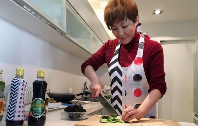 晒晒李静如今住的房子,女儿卧室像个杂物房,家里有点太凌乱了吧