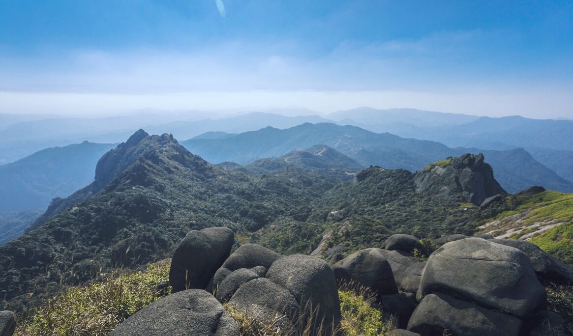 你想看美丽的奇石奇峰吗?韶关云髻山欢迎你