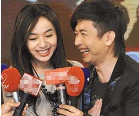 曾是一曲成名的歌手,为显年轻不惜整容,今与娇妻同框似"父女"