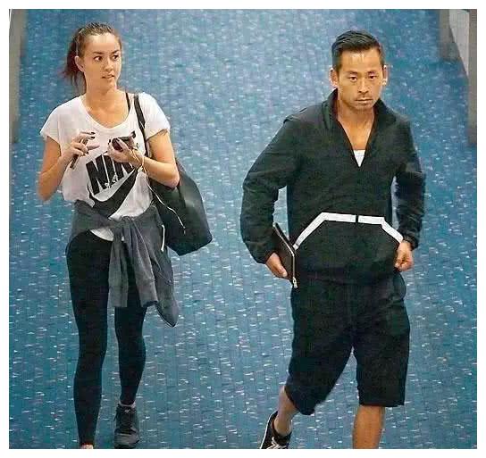 洗米华陪情人逛街,mandy羡慕别人手提购物袋,洗米华却无视