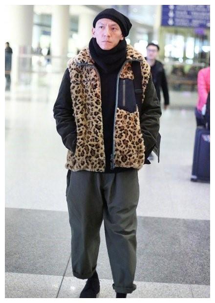 张震穿豹纹夹克现身机场,造型土潮差点认不出,网友:撞脸赵本山
