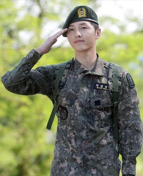 说好要去服兵役,却中途"跑路"变美国籍,从此整个国家视他为敌