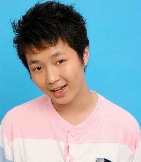 张艺兴小时候的照片欣赏,胖的时候可爱,瘦的时候精致,完美!