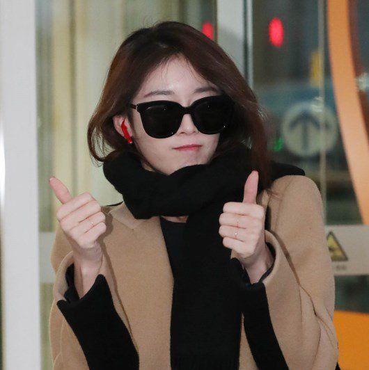 韩国女团tara成员朴智妍现身机场,皮肤白皙,戴墨镜酷炫十足!