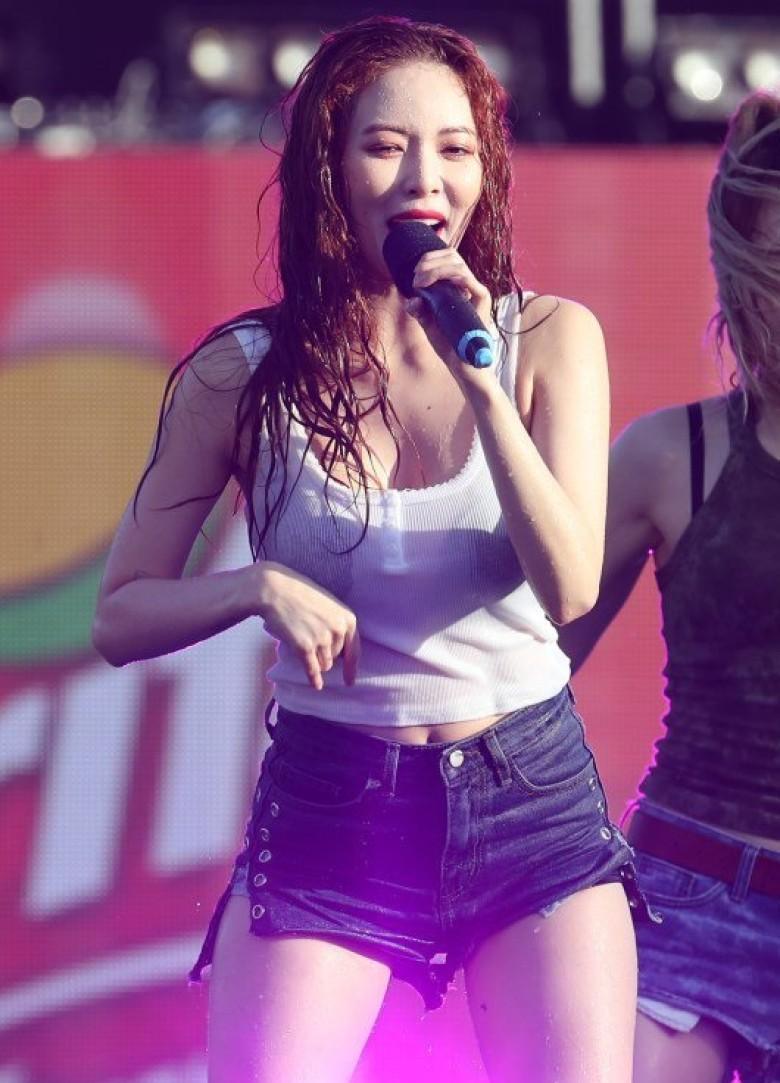 本以为泫雅托胸尺度就够大了,直到她在舞台上撩裙子,太惹人争议