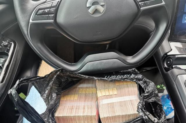 一年前花53万买蔚来es8,如今车主晒出方向盘时朋友都说他在炫富