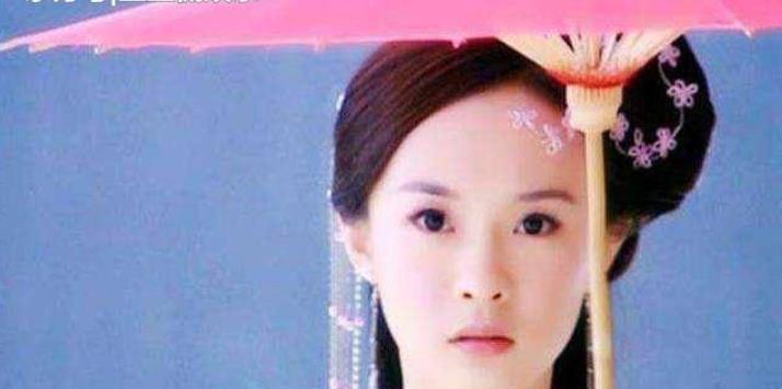 刘诗诗饰演的龙葵,一身蓝衣,特别的清纯动人,撑伞的样子,就犹如从画中