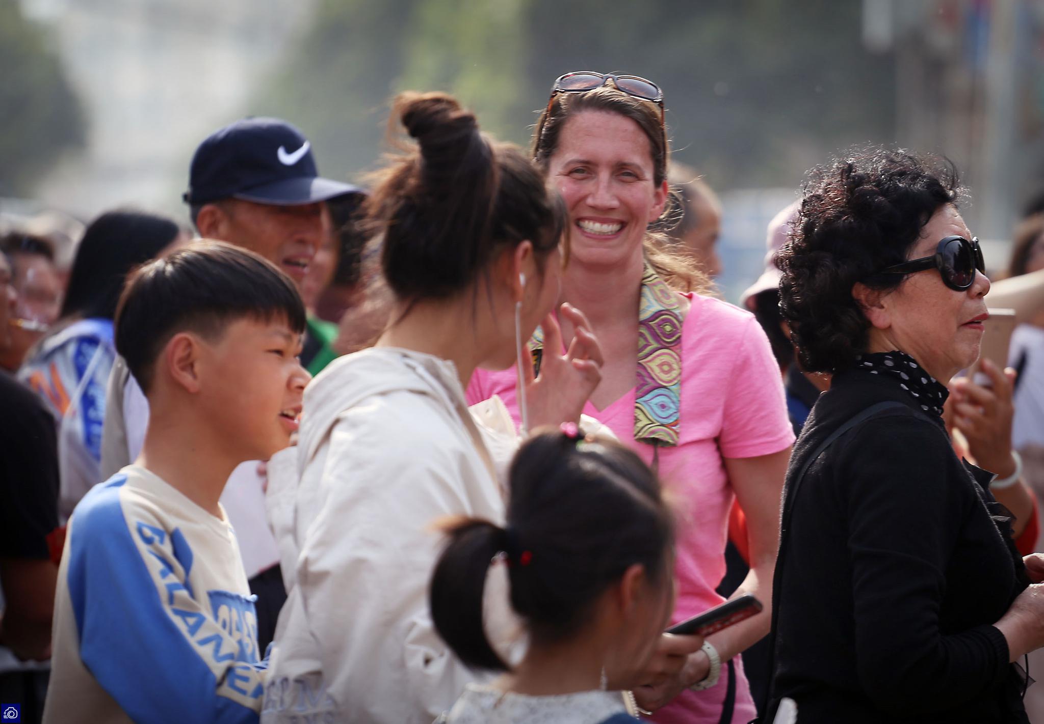 30名大妈穿唐装带游客玩穿越,外国女子因好奇一路"追剧"