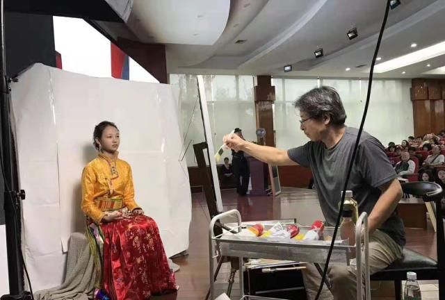 东盟艺术学院的教学示范 (左一为著名画家罗晓平)著名画家罗晓平与