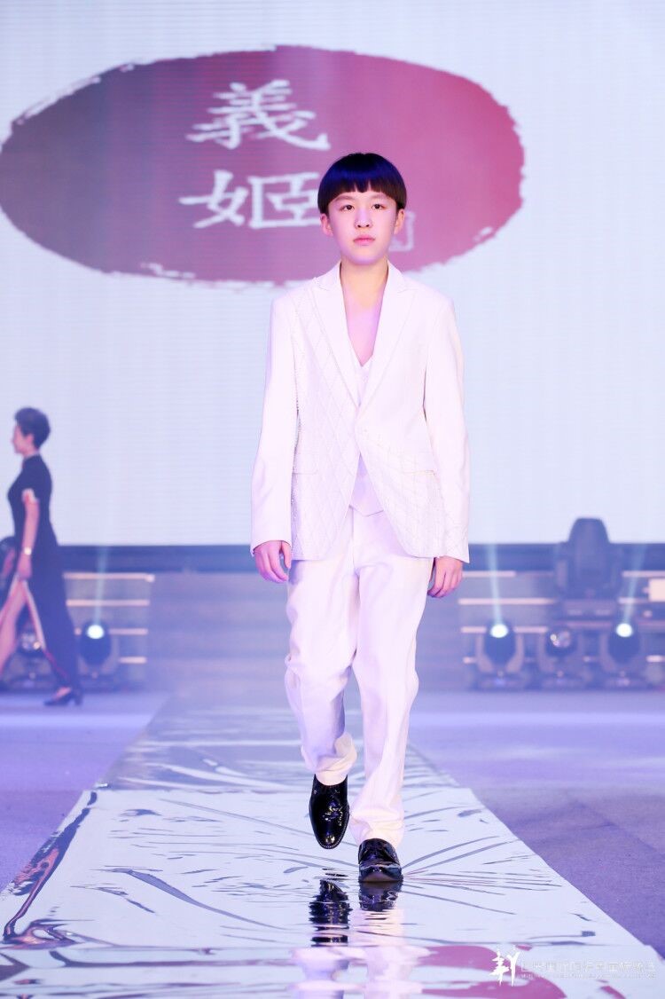 著名童星朱佳煜2019世界国际时装周童模甄选总决赛经过数月激烈的竞争