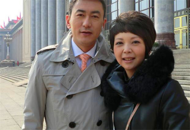 与丈夫的工作时间不同,张天亮通常在早晨做新闻报道.