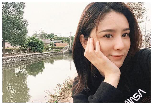 张馨月晒滑雪照片,疑似由老公林峰亲自指导,拍摄角度非常帅气