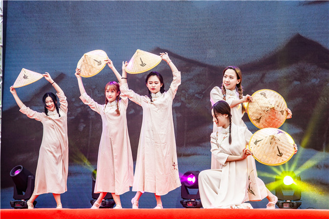 赏越南奥黛舞,购买绿色农产品,三水南山乡村旅游文化节开幕