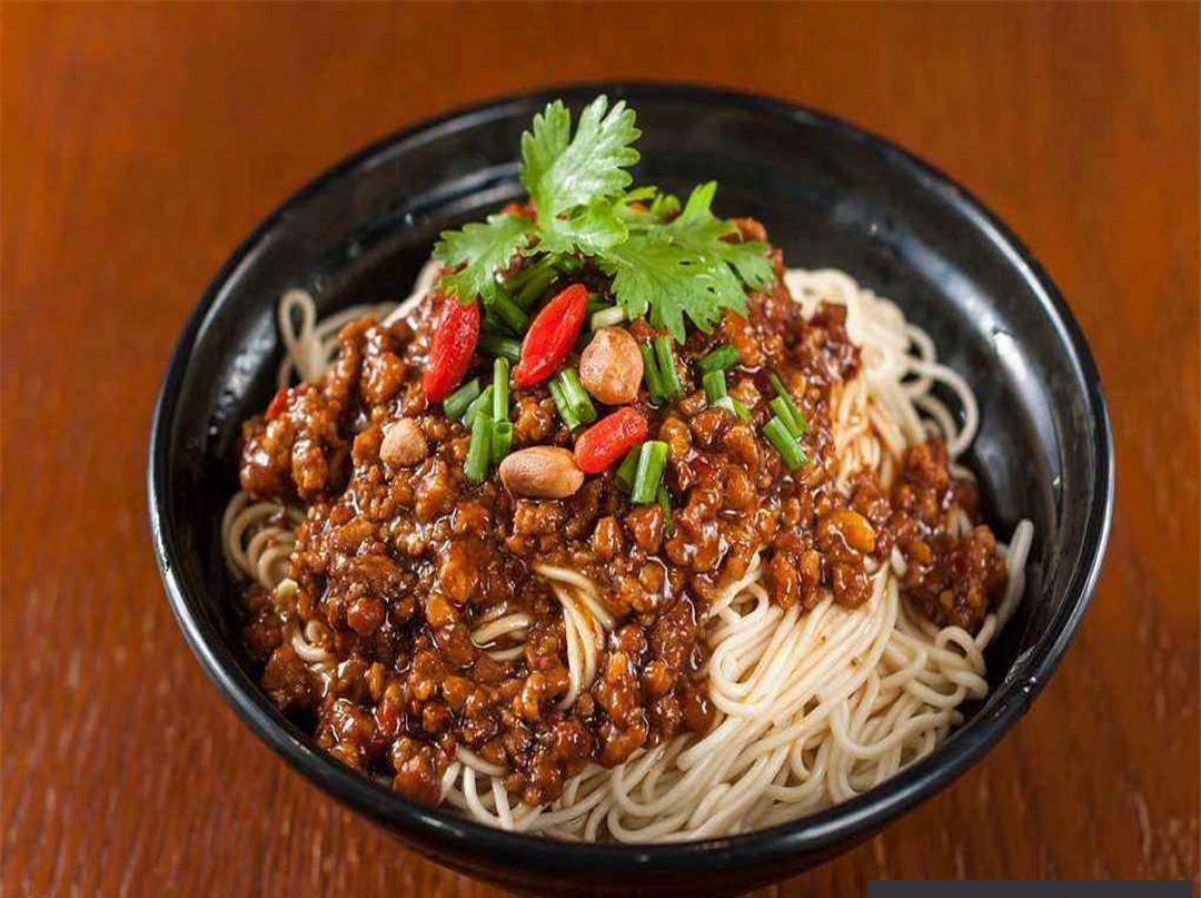 炸酱面是中国的传统面食,深受人们的喜爱,起源于中国北京,被称为"中国