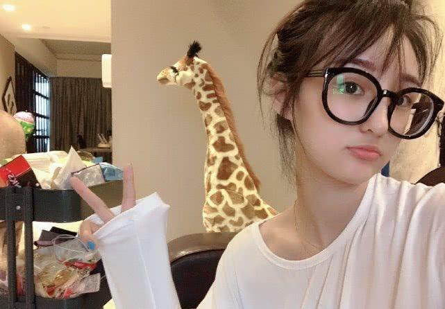 uzi和女友吵架,全程拒绝道歉,事后奥咪咪却主动贴脸相迎!