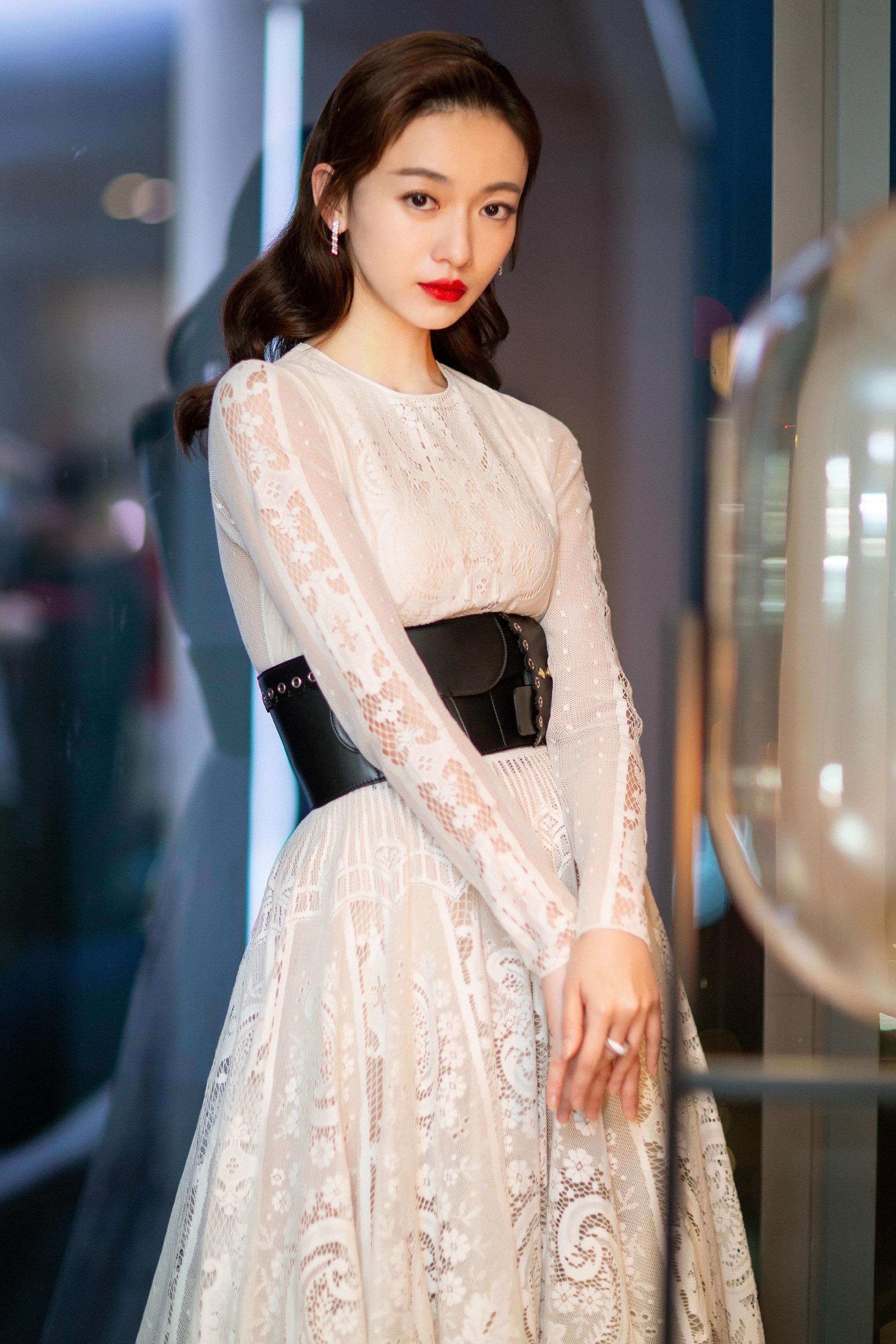 吴谨言一袭白色连衣裙 彰显灵动飘逸 宛如轻云流风 柔情绰态