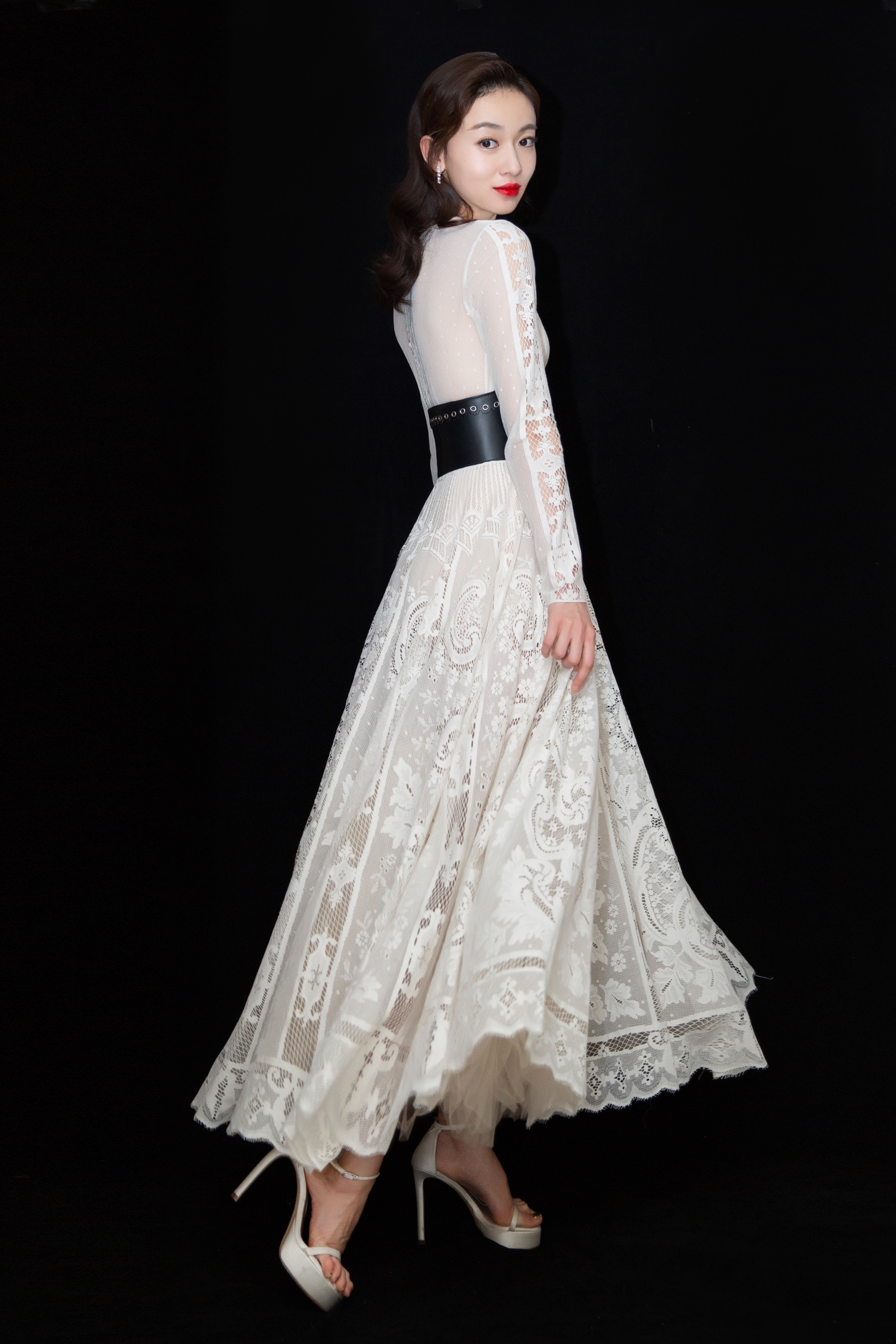 吴谨言一袭白色连衣裙 彰显灵动飘逸 宛如轻云流风 柔情绰态