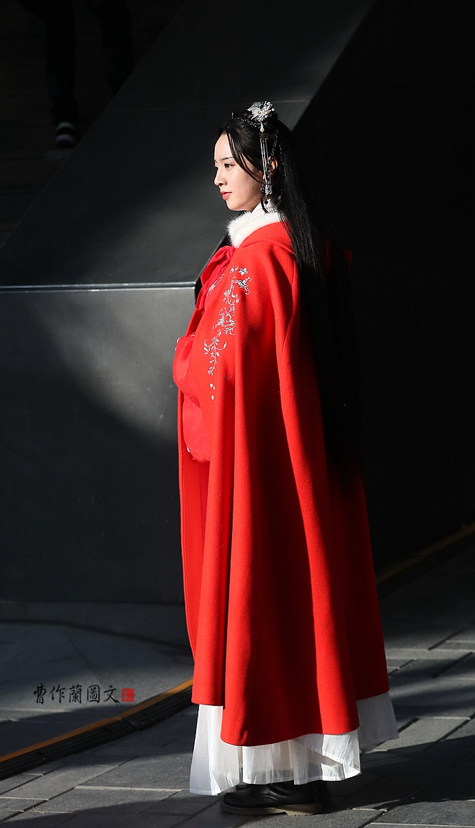 街拍:过年穿红衣的美女,给新年添喜庆