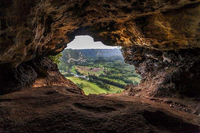 山上发现神秘山洞,村里人一探究竟,发现神秘女人,瘫地上