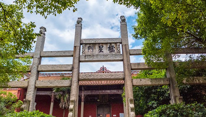 湖南湘乡一所学校内有座庙,这庙规模不小而且历史悠久(组二)孔庙旧时