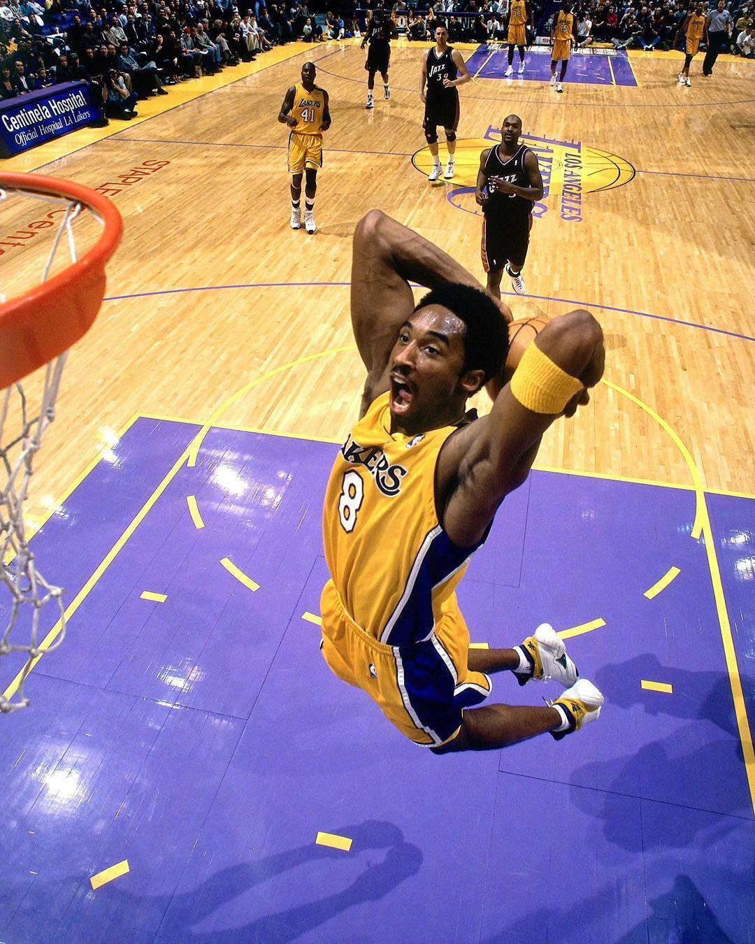 NBA最年轻的首发球员，扣篮美如画球迷遍布全世界！|美如画|扣篮|球迷|球员|全世界_新浪新闻