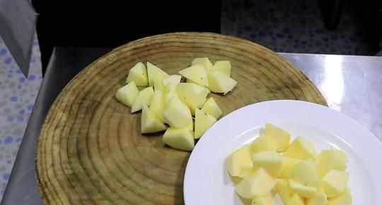 拔丝苹果的正确做法 步骤详细简单 让你一次就能拔丝成功