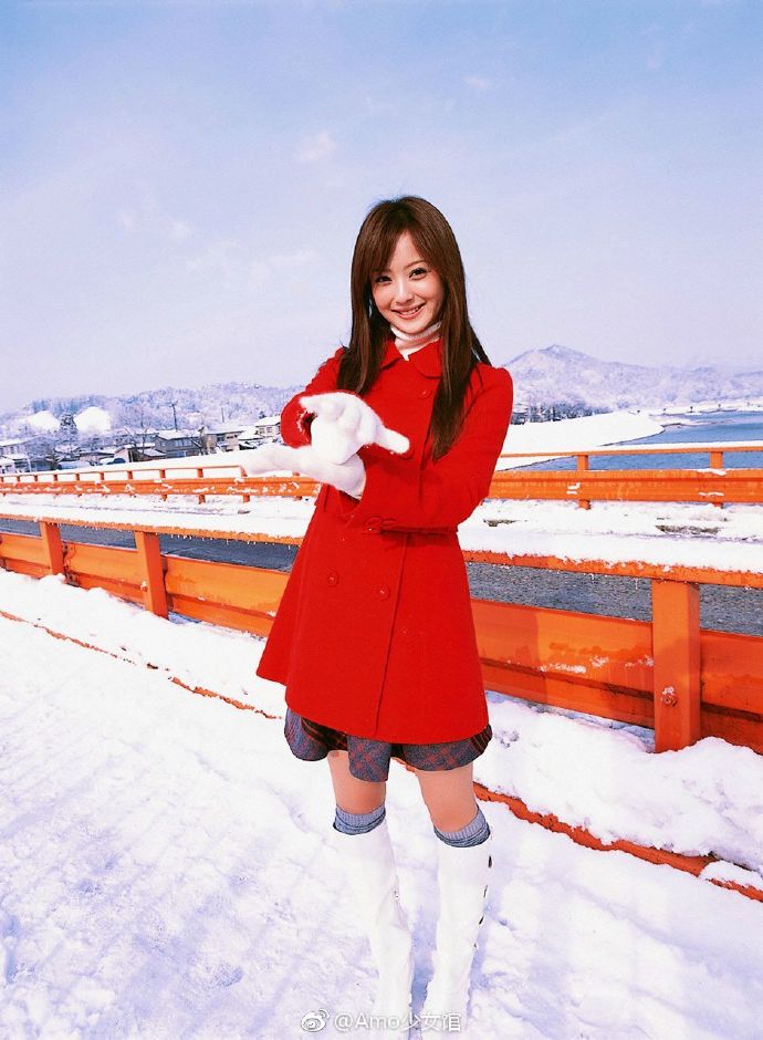 美丽雪景中的秋田美人