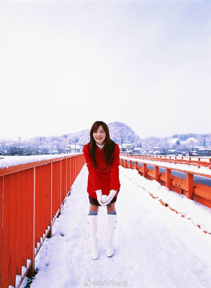 美丽雪景中的秋田美人