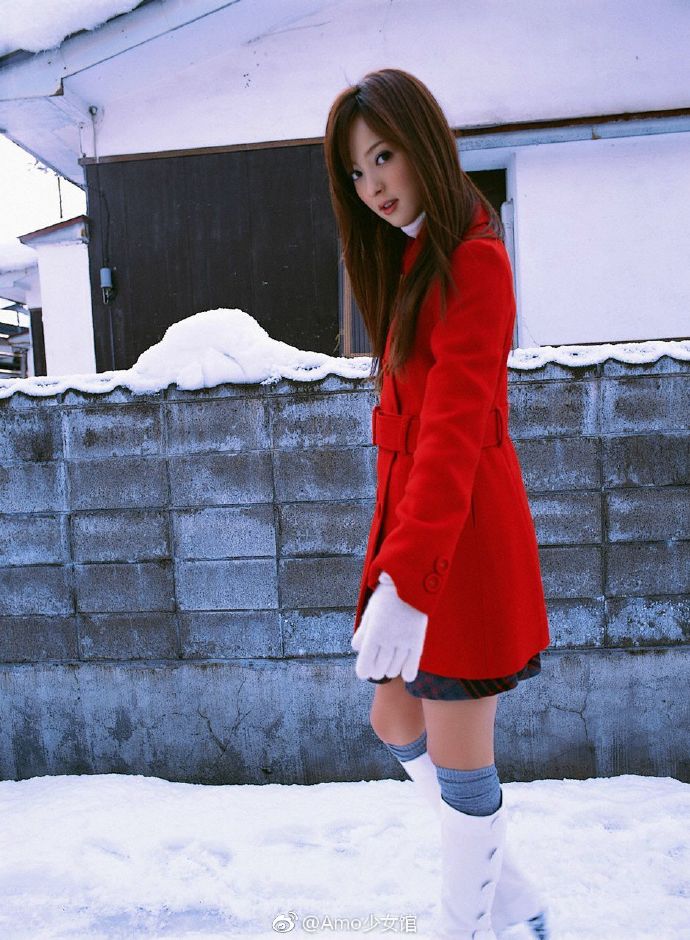 美丽雪景中的秋田美人