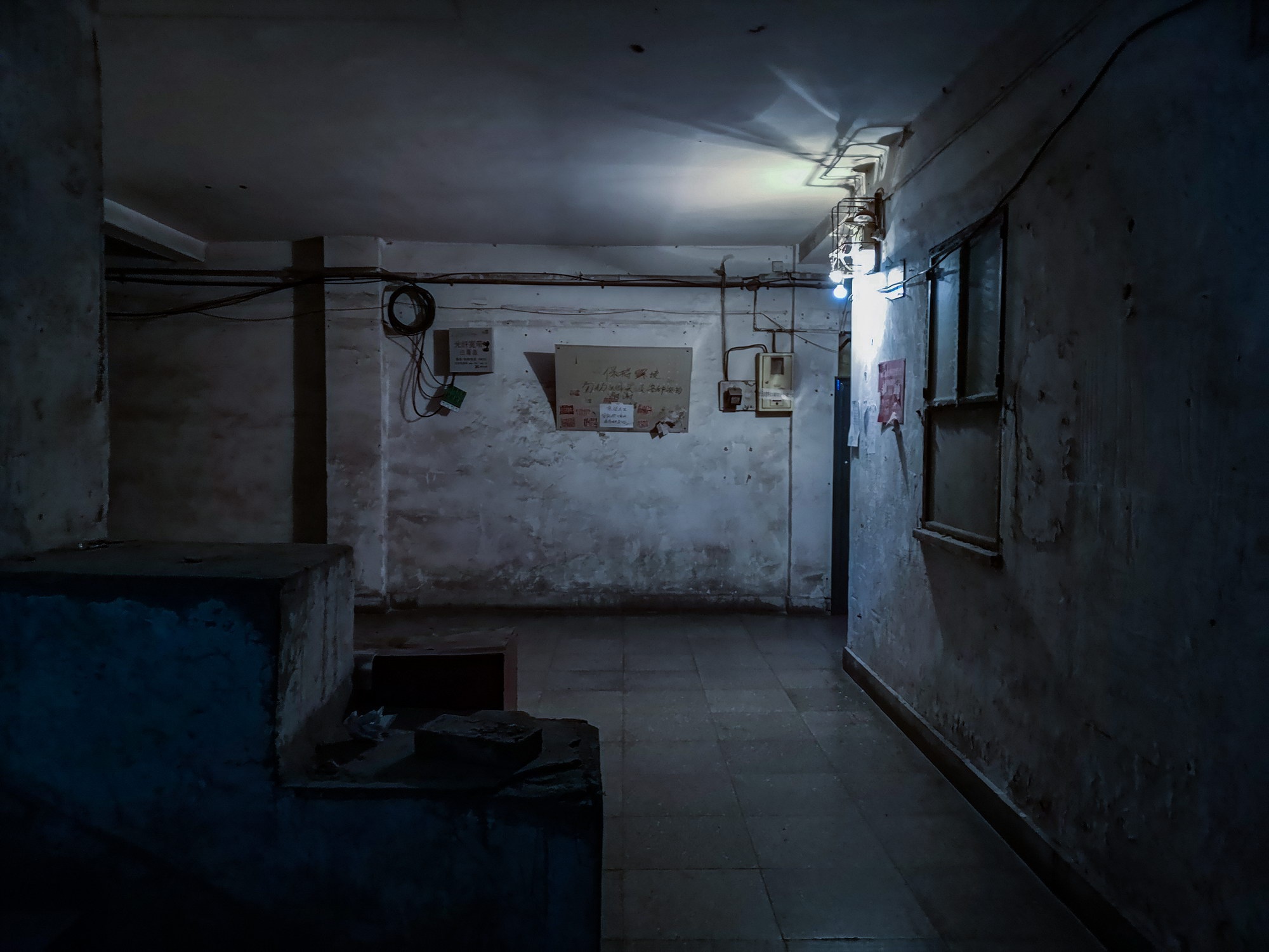 胡同里这处"鬼楼"仍有人住,遍布吓人涂鸦,惊悚电影曾在此取景