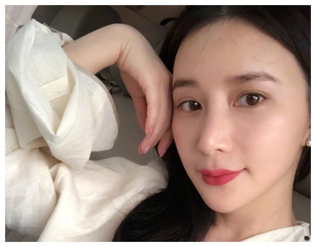 36岁熊乃瑾近照,笑起来像花儿一样甜,无人作陪与猫狗相伴!