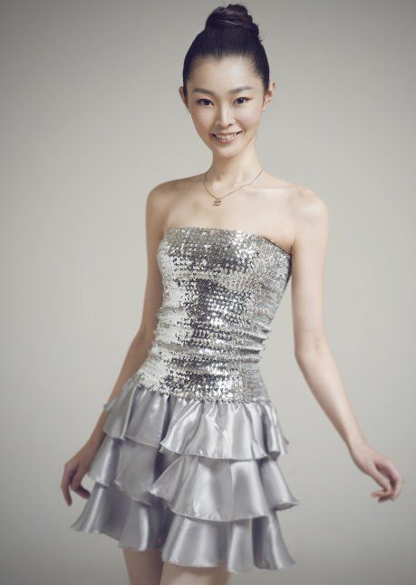 太胆大了宋轶早期穿大尺度露背裙装亮相活动大秀好身材