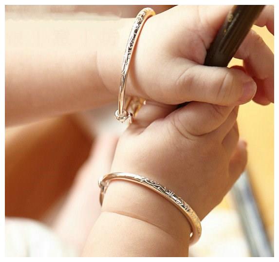 宝宝戴上外婆买的银手镯却进了医院?其中原因你或许猜不到