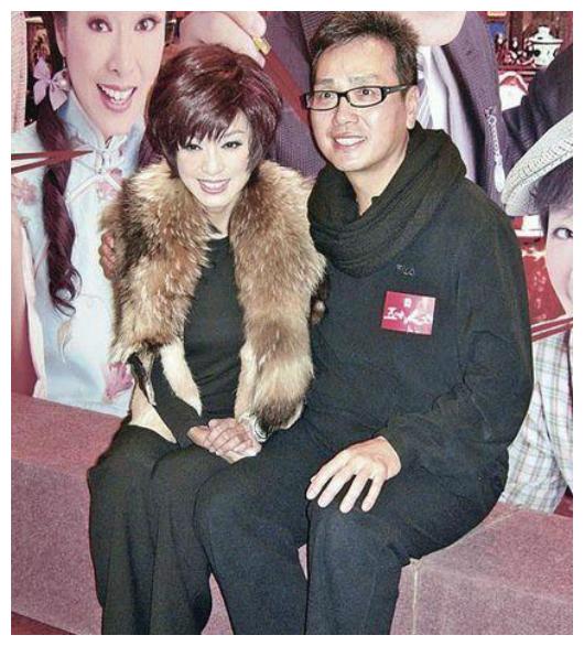 之后有人出书轻描淡写过"刘伍"的感情经过,作者认为刘晓庆为给伍卫国