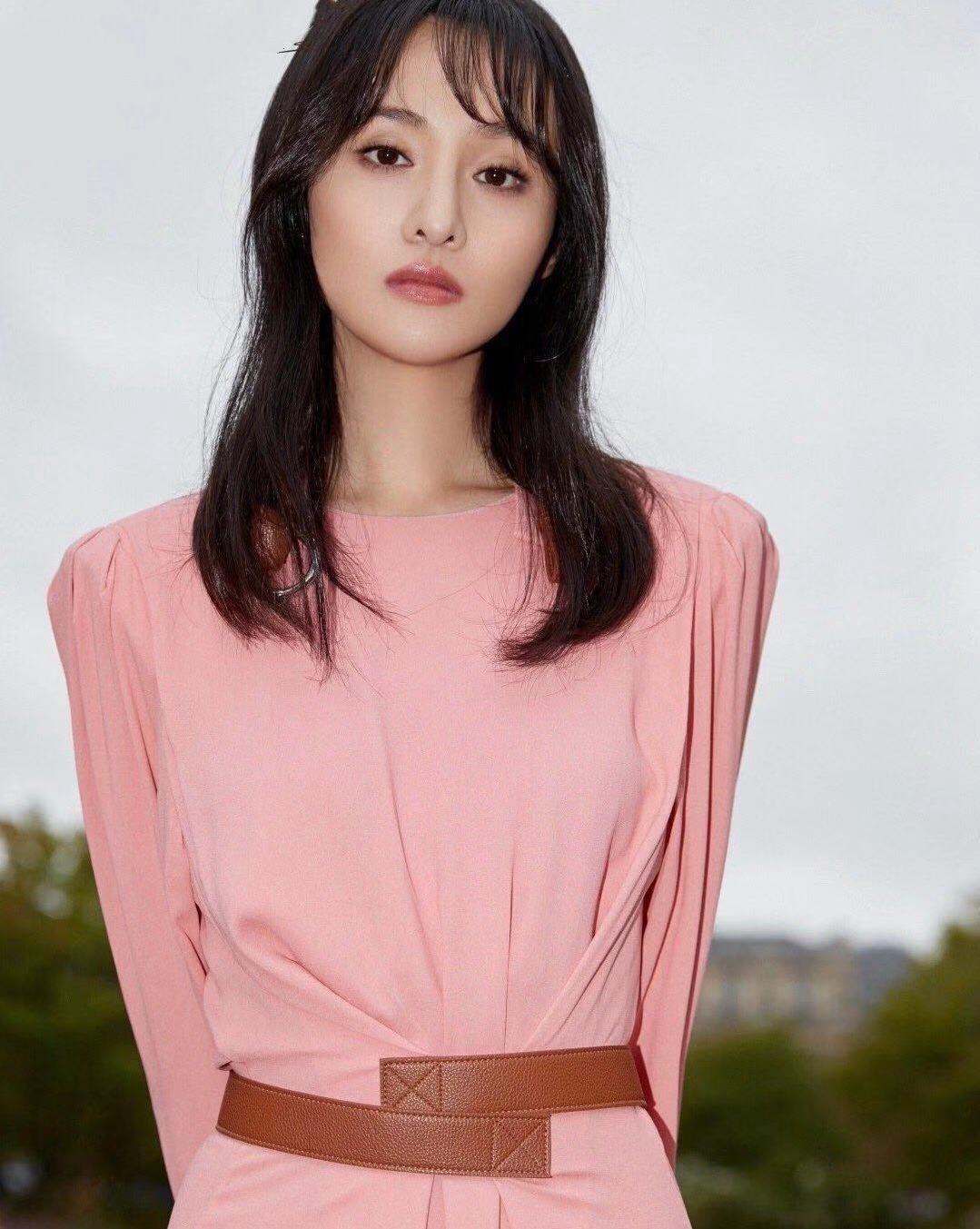 郑爽巴黎时装周看秀,粉色长裙优雅惊艳,妥妥的气质小仙女!