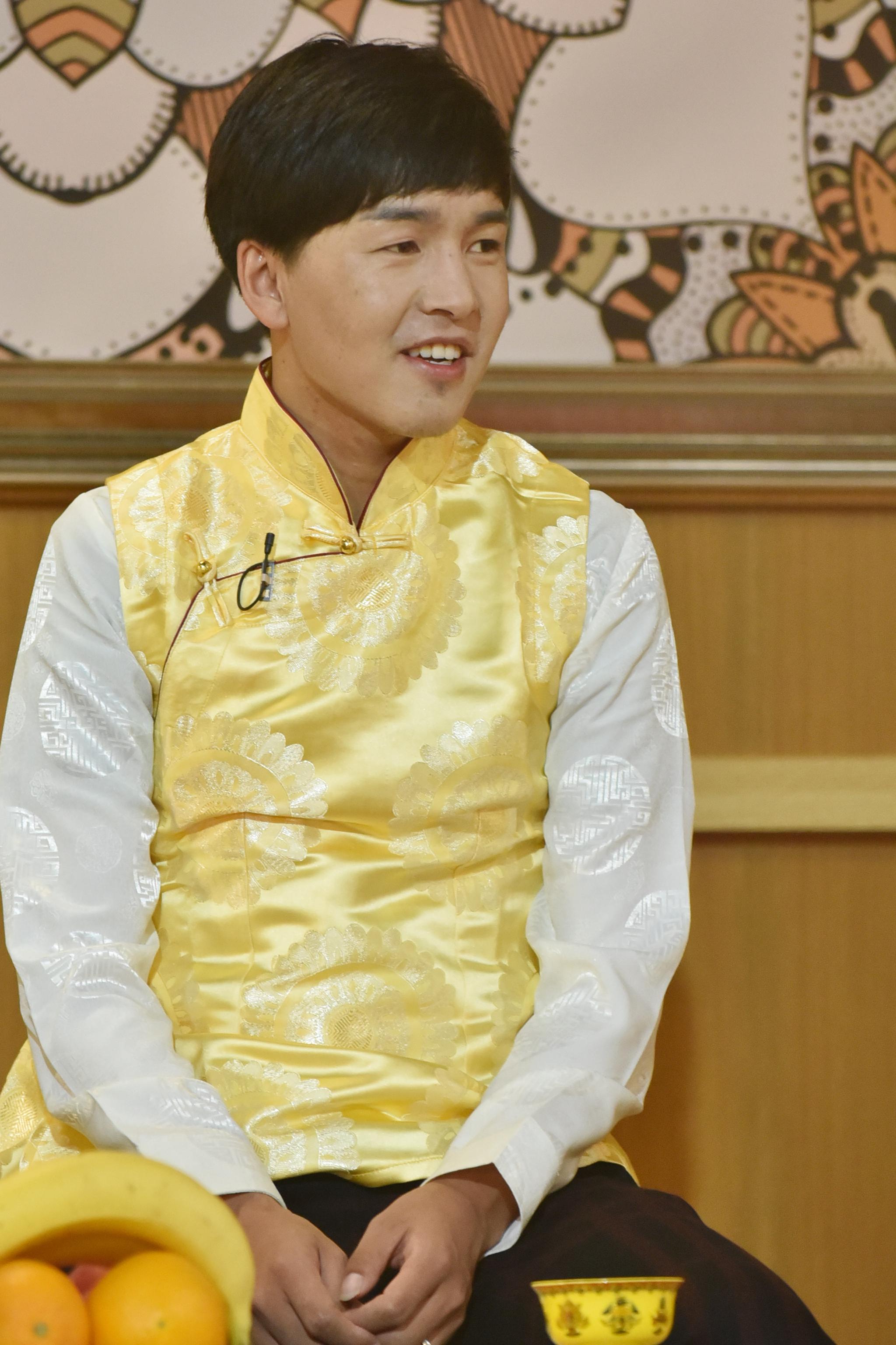 旦增尼玛亮相央视《我要上春晚》演唱经典老歌