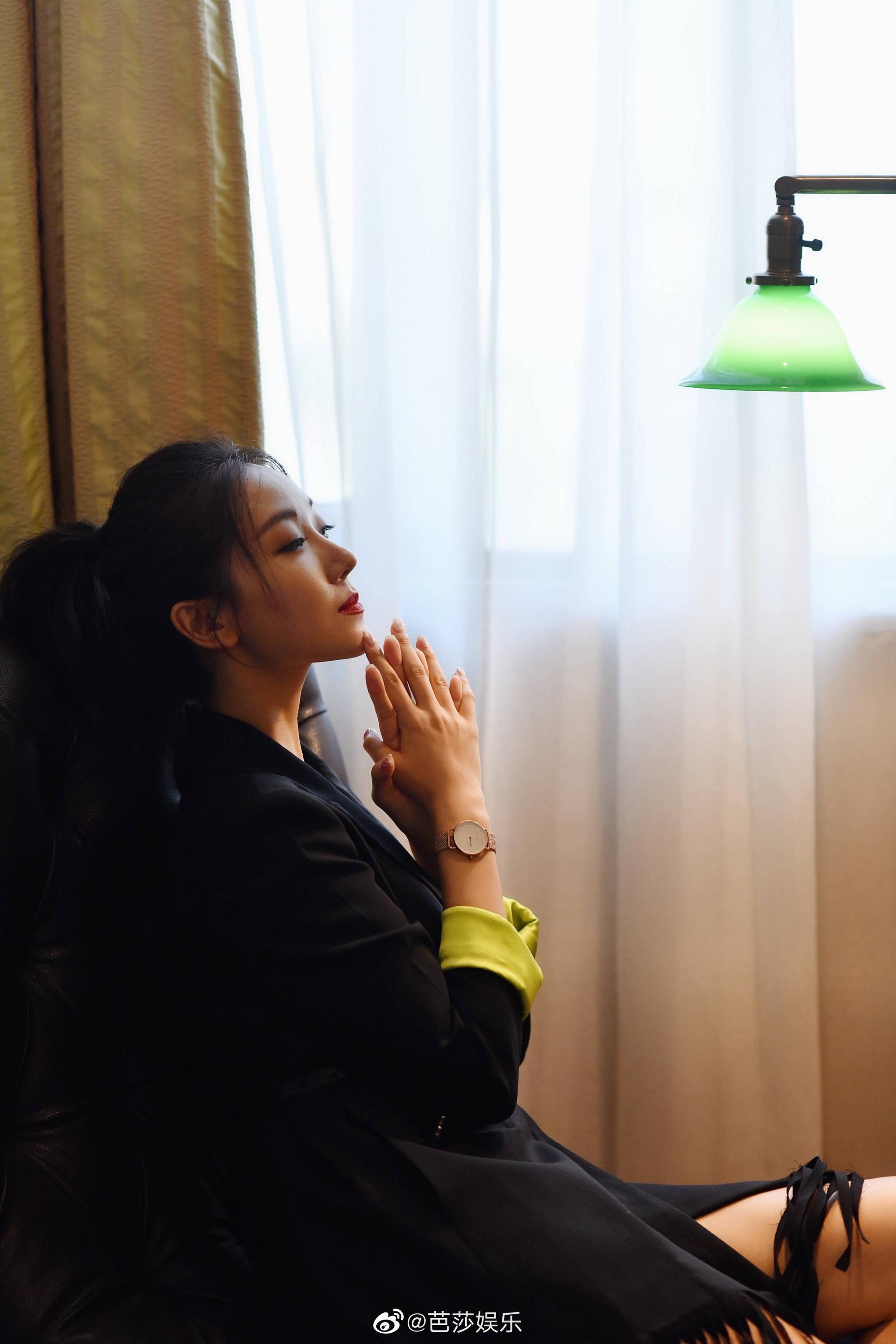 菅纫姿穿黑色西装干练优雅,绿色袖口青春活力,流苏点