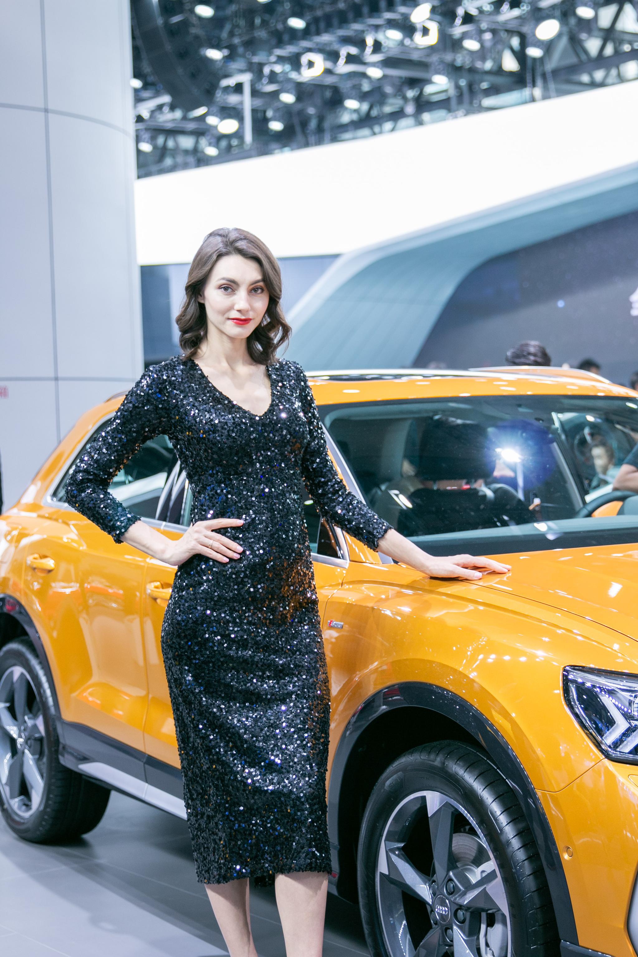 奥迪,模特是风格各异,网红脸,闪亮突出,长腿细腰,百花齐放的状态,总有