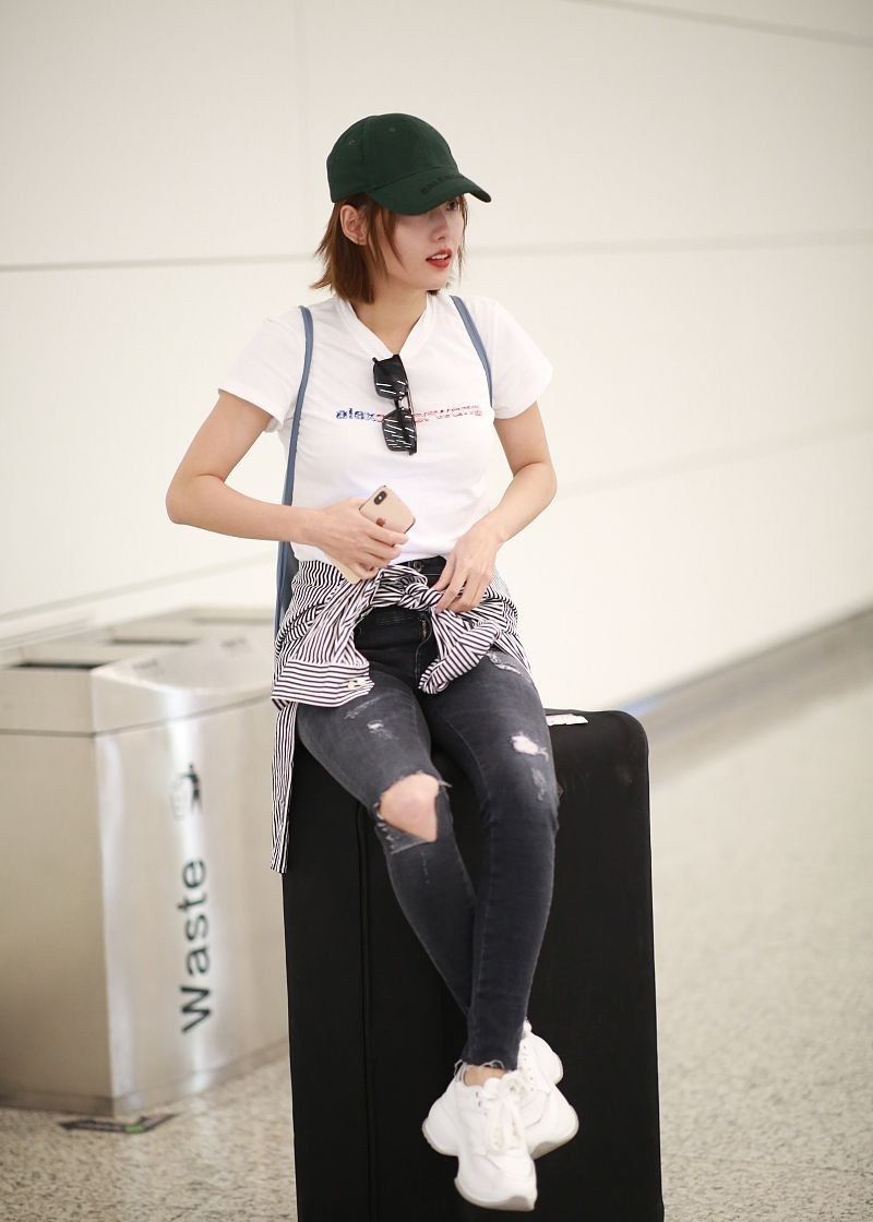 张嘉倪穿简约t恤搭破洞牛仔裤,休闲随性尽显年轻活力