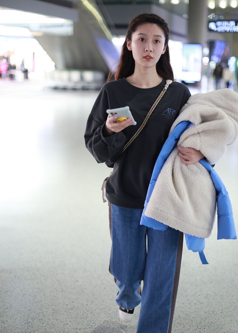 1 / 6 2019年12月21日,上海,王子璇机场街拍.