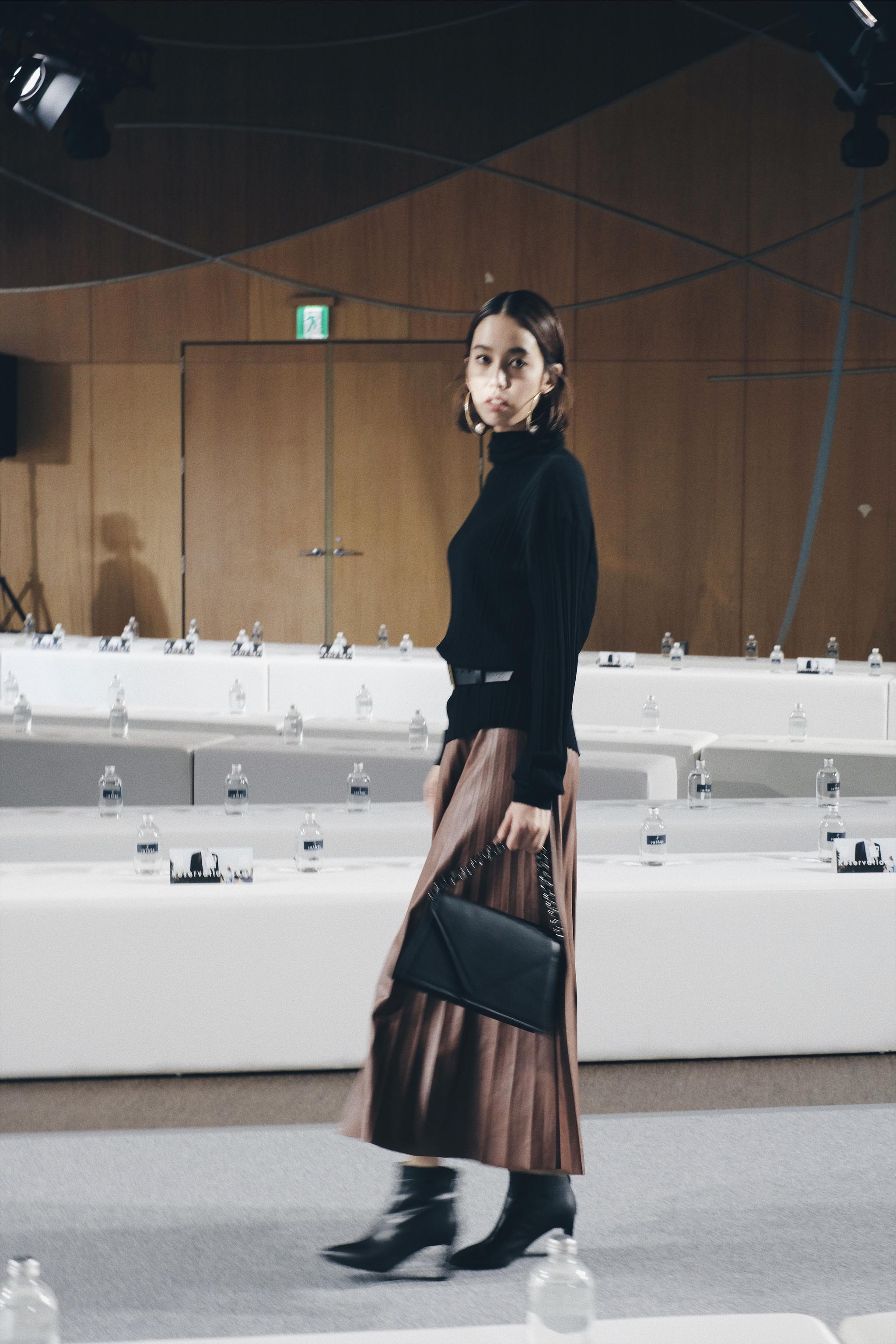 陈庭妮出席时装大秀 高领毛衣开启秋日潮流风尚