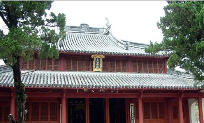 市第一中学校园内有座孔庙,又称文庙,是湖南湘乡最古老的宏伟建筑之一