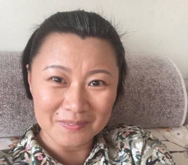 《》谢广坤媳妇越长越年轻,与刘一水秀恩爱,妆容太出众