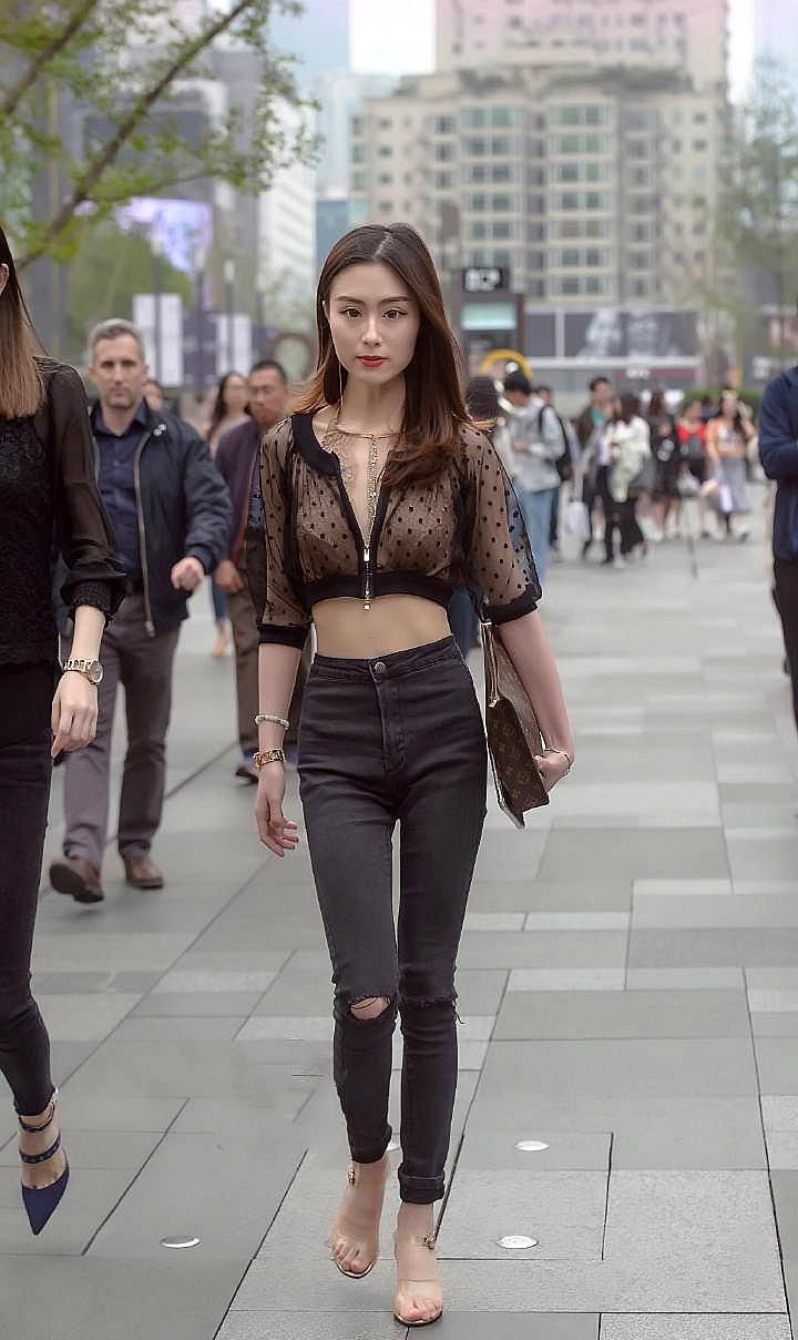 街拍:高贵又时尚的穿搭,凹凸有致的身材尽显美女风采!