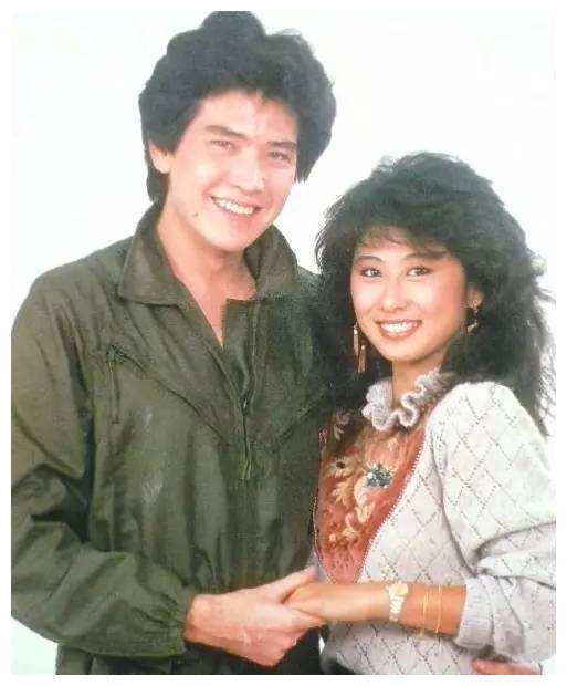 年轻时是混血美男子, 历经几段恋情, 却因母亲今58岁还"丁克"|费翔