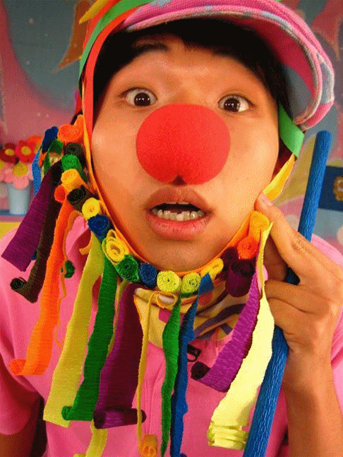 最后要说的就是阿偶了,他是智慧树中的一个主持人,经常一副小丑的打扮