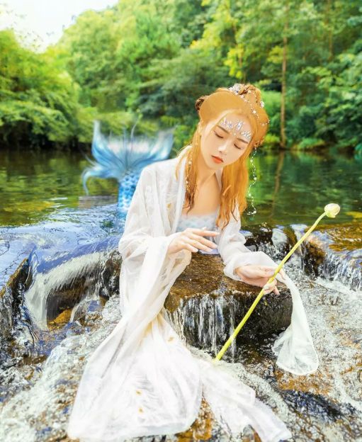 女子cosplay鲛人,趴在水中,显得很唯美.