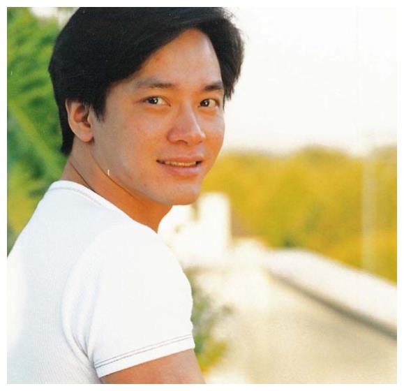 知名导演多次合作成龙,和林心如相恋八年,因爱上其闺蜜成为渣男