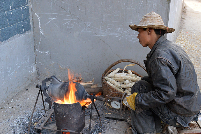农村老式手摇爆米花 香飘几代人的记忆